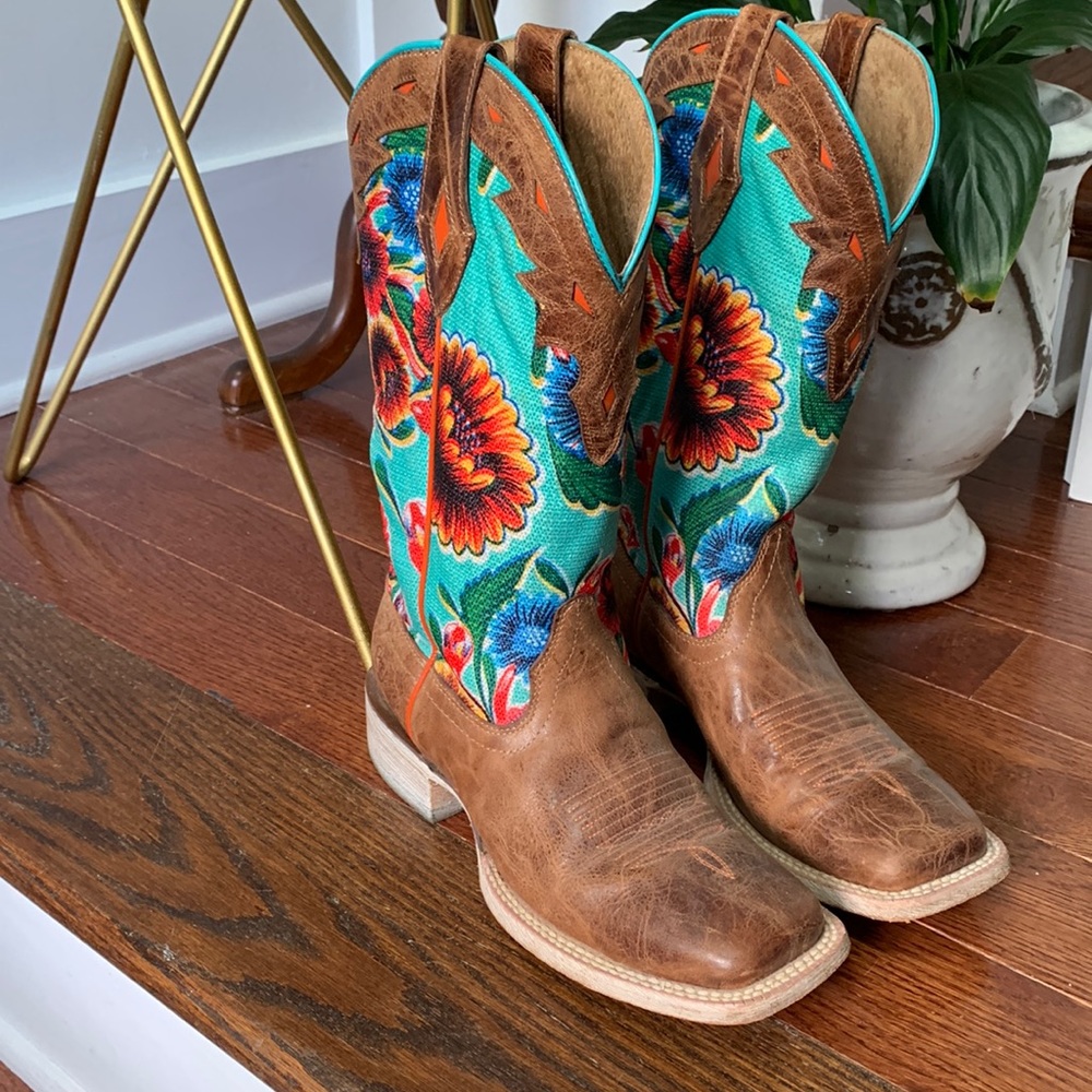 Beautiful Ariat floral brown leather boots, size 7B